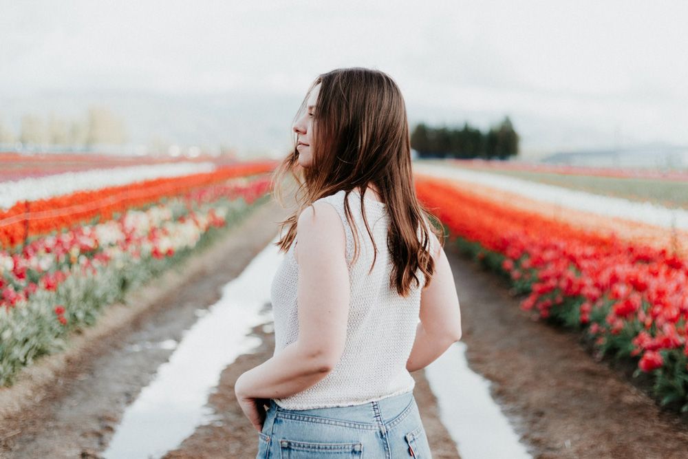 chica campo flores